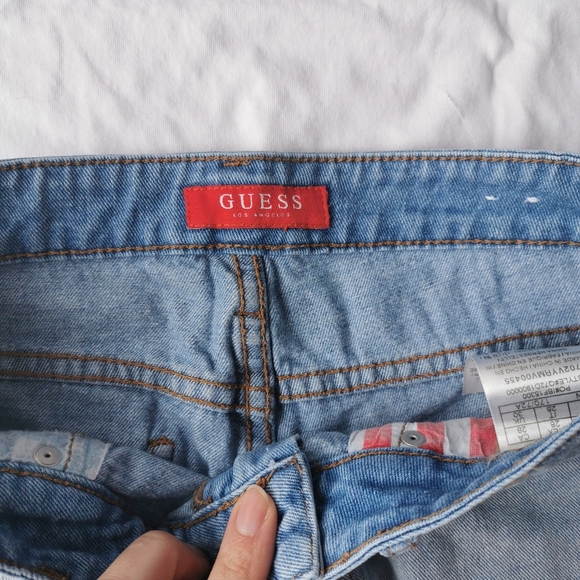 Stylish GUESS Jean shorts - Picture 3 of 6